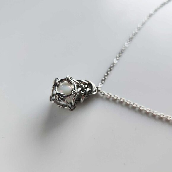 Vintage romantic classic teardrop caged pearl and silver chainmaille necklace - Picture 4 of 6